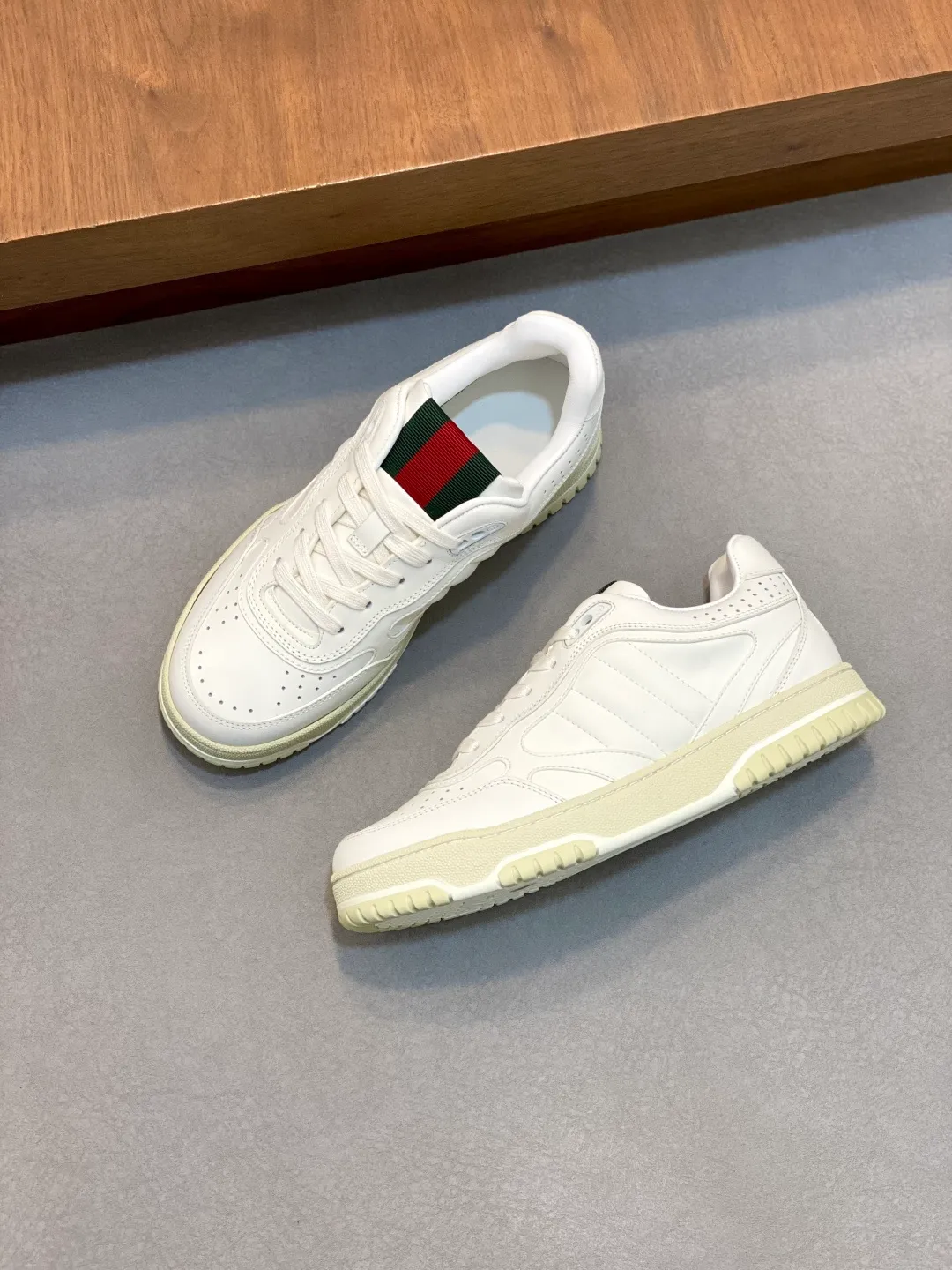 Men's Shoes 💰660 𝐆𝐮𝐜𝐜𝐢 𝐑𝐞-𝐖𝐞𝐛 As the first sneaker created by Sabato De Sarno for Gucci, the Re-Web series reinterprets the brand's classic stripes and sets off the modern silhouette design with bold and unique details. These shoes are crafted from white leather. This new sneaker is ingeniously decorated with many of the brand's classic details, and is equipped with a bright red and green webbing tongue, which will make people fall in love at first sight. White leather treated with a special process for softness and luster, with an embossed grainy texture. Script Gucci logo and interlocking G web label with Interlocking G and script Gucci logo. Rubber outsole with interlocking G detail eyelets. Web tongue. Size: 39-44 (customized for sizes 38 and 45)